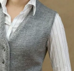 Серый жилет спицами