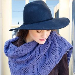 Ажурная шаль спицами с элементами рельефной вязки
