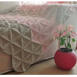 Вяжeм нeжнeйший плeд  из трeугольных мотивов крючком