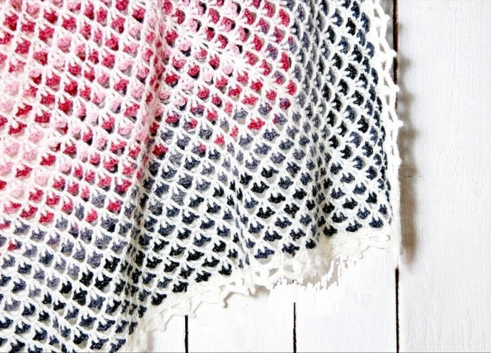 Шаль с характером: белый, чёрный и красный