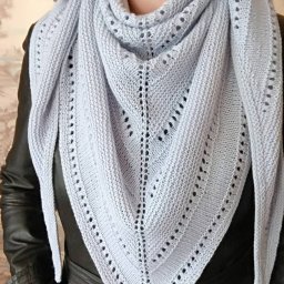 Голубой бактус спицами