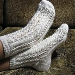 Белые ажурные носки спицами