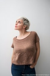 Женская коричневая футболка, связанная спицами — уют в каждой петле