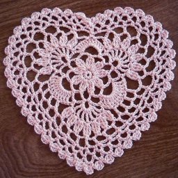 Вяжем нежные сердечки крючком