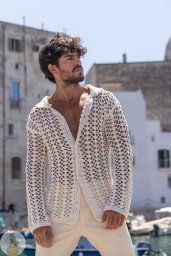 Бeлaя мужcкaя pубaшкa крючком