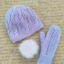 Шапочка с косами из пряжи «пух норки»