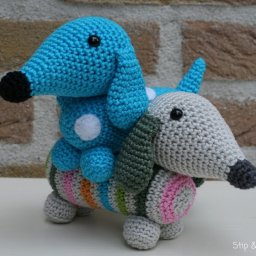 Вяжем цветных таксочек