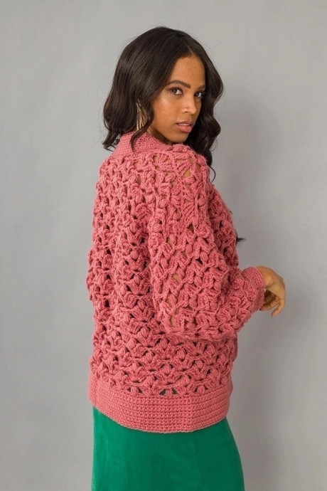 Розовый жакет, связанный крючком крупной вязкой