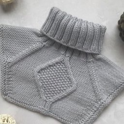 Серая манишка спицами