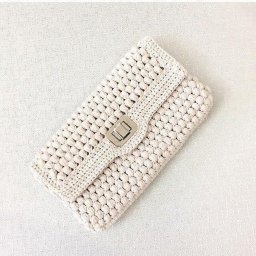 Компактная сумочка-клатч - хорошее решение для лета!