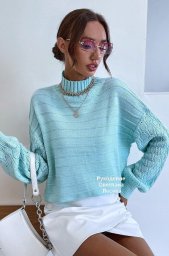 Джемпер небесного цвета с красивыми узорами на рукавах