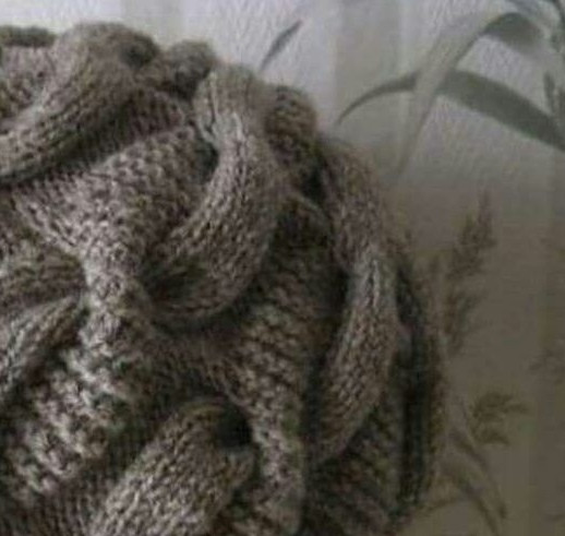 Шапочка спицами с узором "Жгут Змейка"