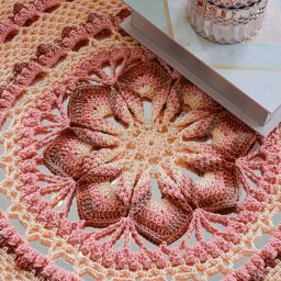 Оригинальная вязаная салфетка с цветком в центре