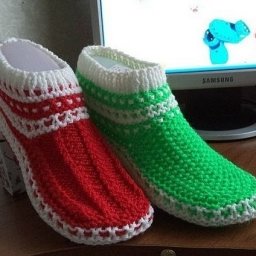 Вяжем уютные тапочки спицами