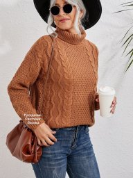 Стильный джемпер с несложными рельефными узорами спицами