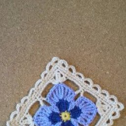 Нежный мотив с фиалкой