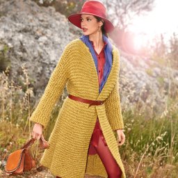 Женское пальто нарочито крупной вязки