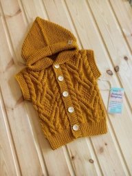 Золотисто-горчичный жилет с капюшоном для ребенка