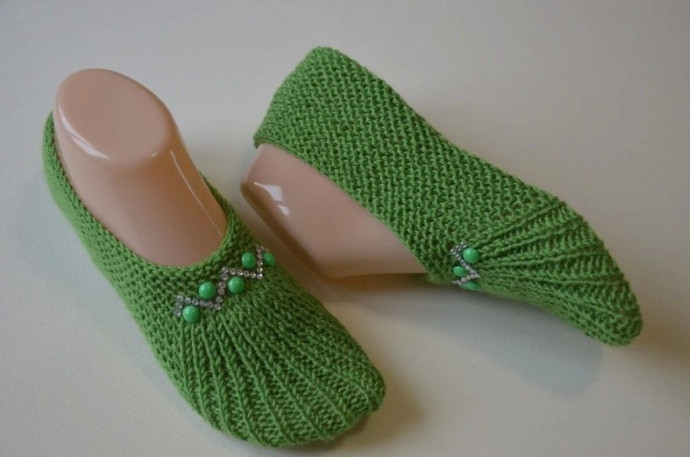 Зеленые следки спицами из пряжи Nako