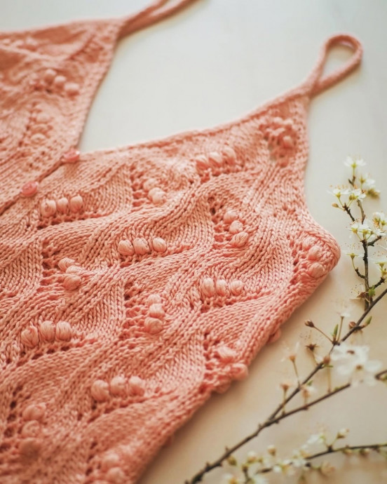 Персиковый топ, связанный спицами &mdash; нежность с летним настроением
