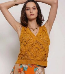 Ажурная майка цвета горчицы — яркий акцент в летнем образе