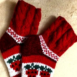 Яркие носочки спицами