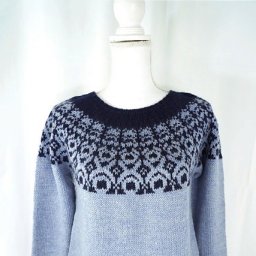 Пуловер с жаккардовой кокеткой First Frost от Kelly Forster, вяжем спицами