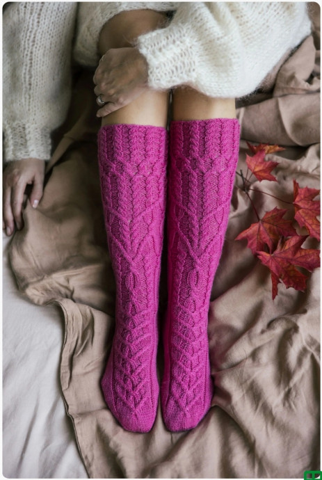 Гольфы «Wildflower trail» спицами с арановым узором.