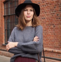 Серый джемпер спицами