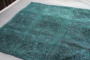 Плед спицами из квадратных мотивов