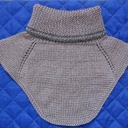 Простая манишка спицами