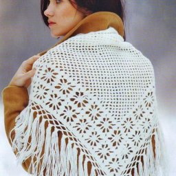 Уютная белоснежная шаль