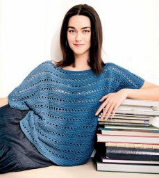 Какая красивая свободная футболка спицами с узором из спущенных петель