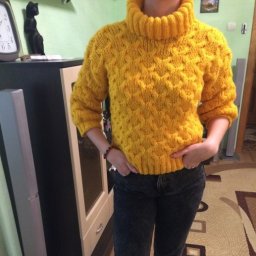 Жёлтый свитер спицами