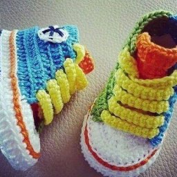 Яркие пинетки, связанные крючком