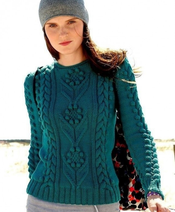 Джемпер с шишечками и косами