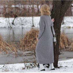 Базовое платье-свитер, связанное спицами