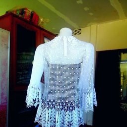 Белая ажурная кофточка крючком