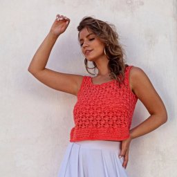 Яркий акцент: ажурный топ крючком