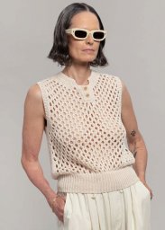 Простой топ кремового цвета