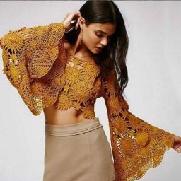 Укороченный джемпер из ажурных мотивов