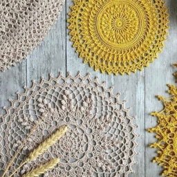 Вяжем ажурную салфетку крючком