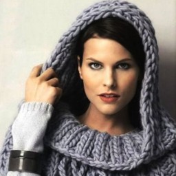 Вяжем теплую пелерину с капюшоном