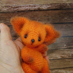 ​Милый вязаный лисенок