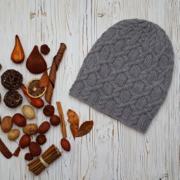 Вяжем серую шапочку с аранами