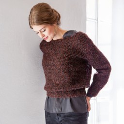 Укороченный пуловер спицами с вырезом "лодочка"