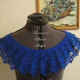 Синий топ с кокеткой.