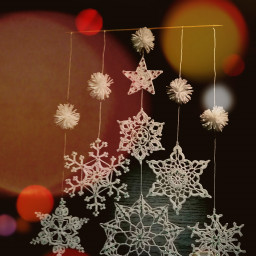 Елочка в снегу из снежинок