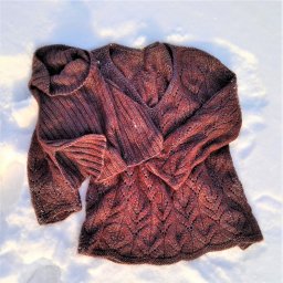 Пуловер с манишкой спицами