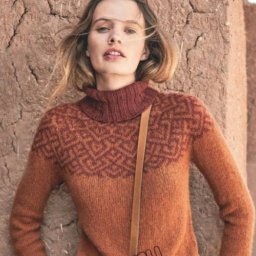 Модная модель женского вязаного свитера с круглой жаккардовой кокеткой спицами